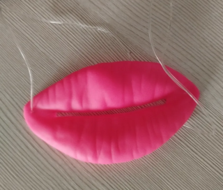 粉紅色嘴唇，附透明彈性帶