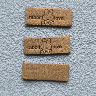 厂家新款LOVE兔子皮标超纤卡通熊帽子皮牌labubu玩偶配件皮标