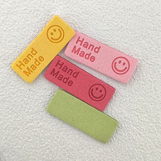 工厂新款现货彩色handmade笑脸皮标超纤压印饰品辅料帽子发圈皮标